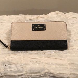 Kate Spade zipper wallet. NWOT